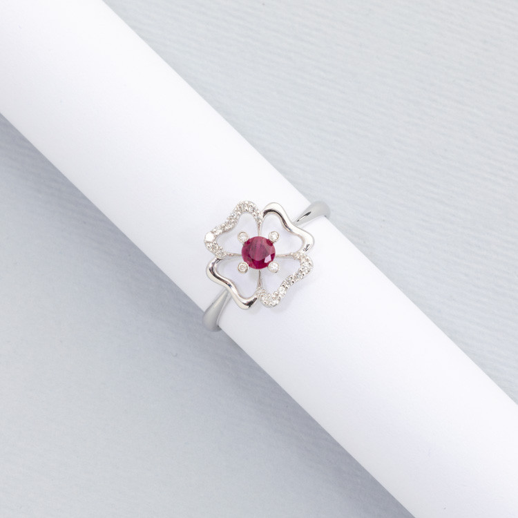 Ring with natural ruby and natural diamonds