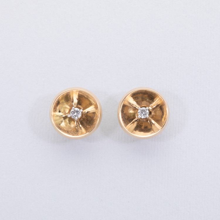 Earrings with natural diamonds with mirror finishing
