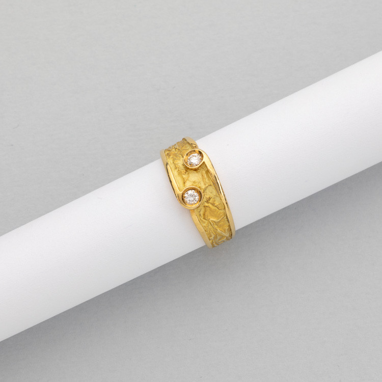 Damiani ring with natural diamonds