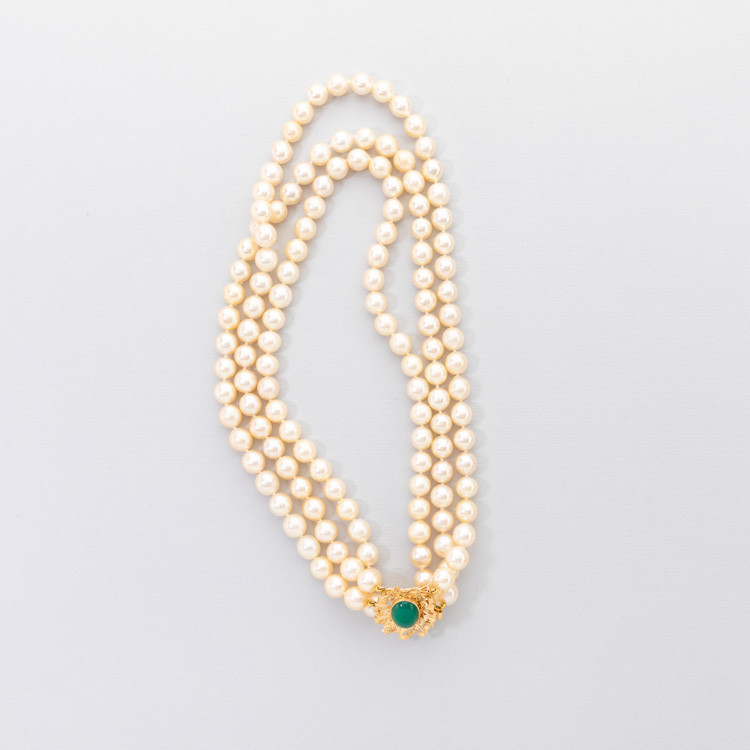 Necklace with cultured pearls and natural chalcedony