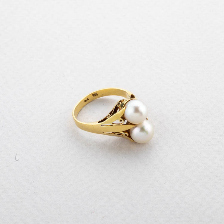 Vintage ring with plant motifs and pearls
