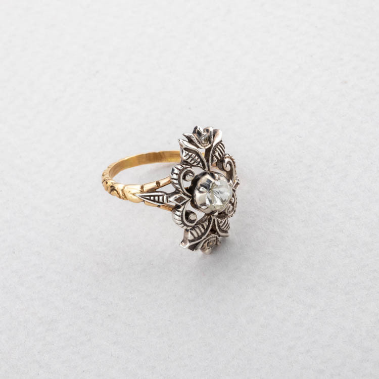 Vintage ring with natural diamonds