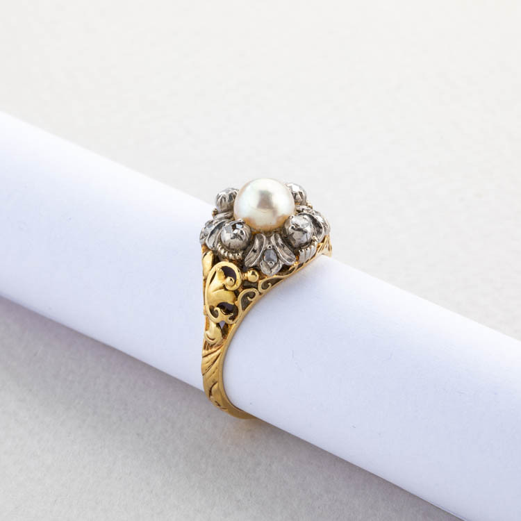 Vintage ring with pearl and diamonds