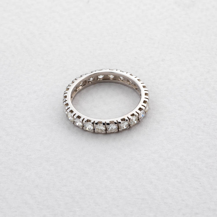 White gold ring with natural diamonds